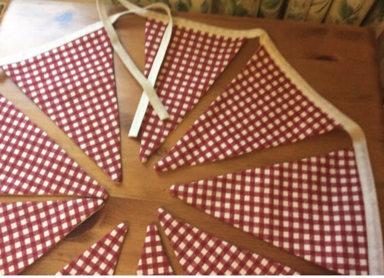 Christmas Bunting - red with cream checks